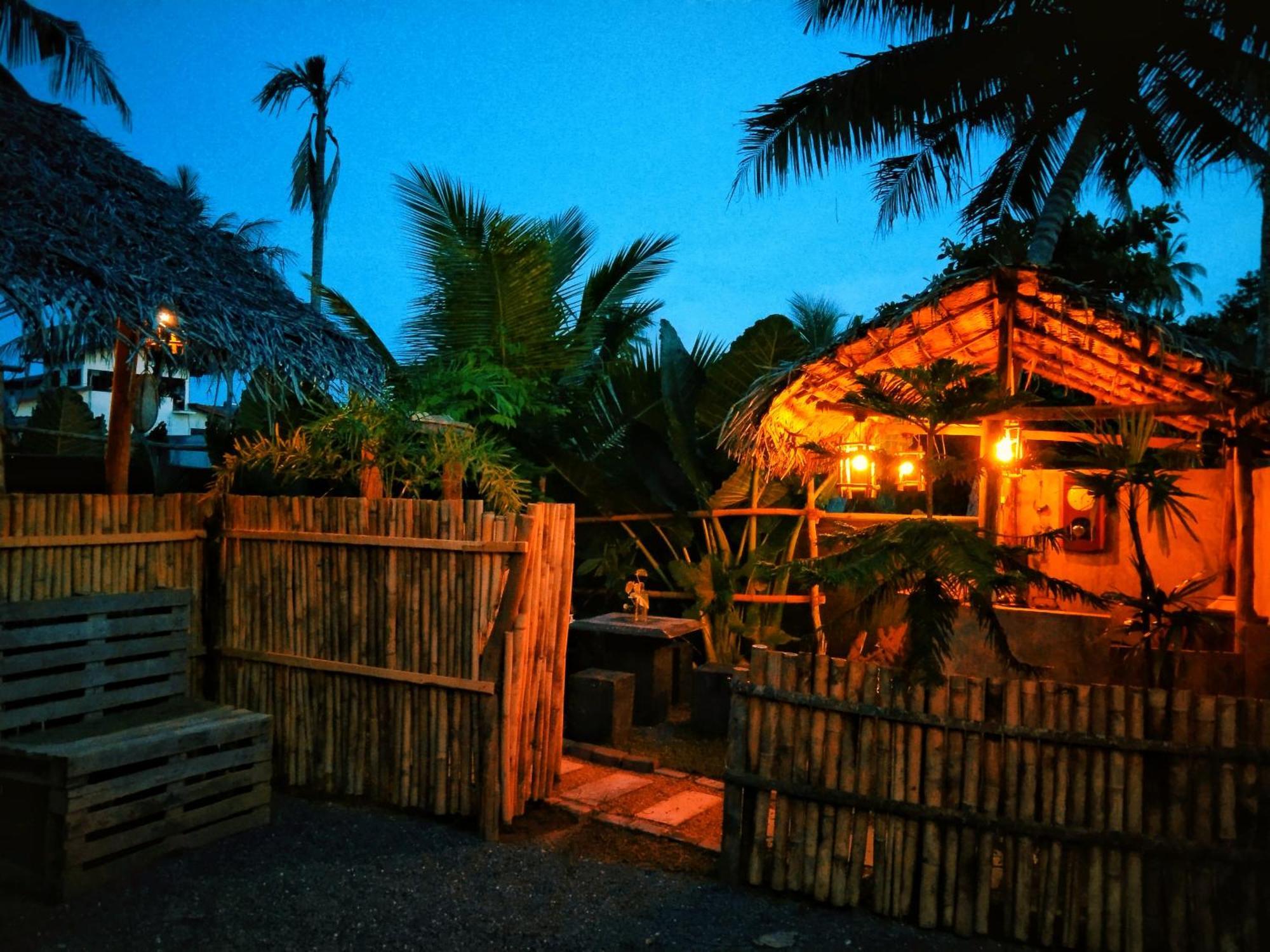 Дерев'яний котедж Lunuvila Hiriketiya